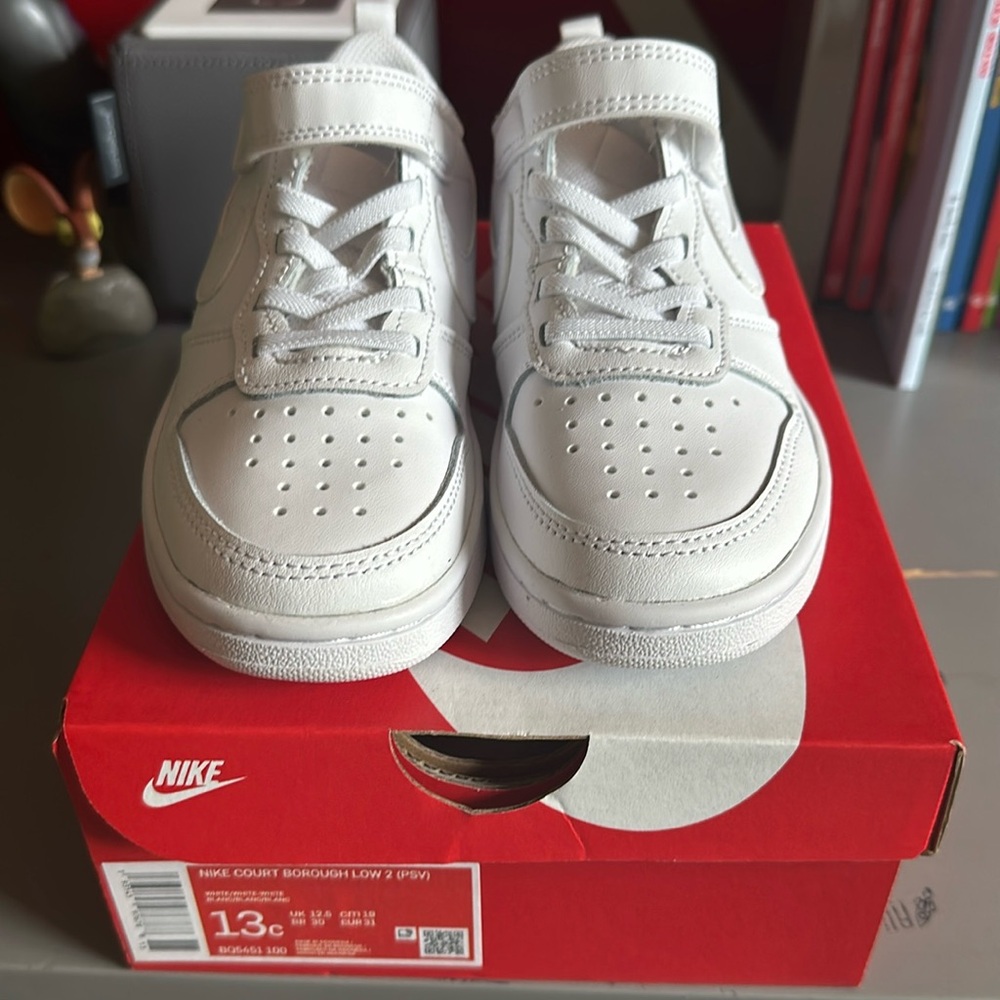 Boys Nike court borough low, size 13c